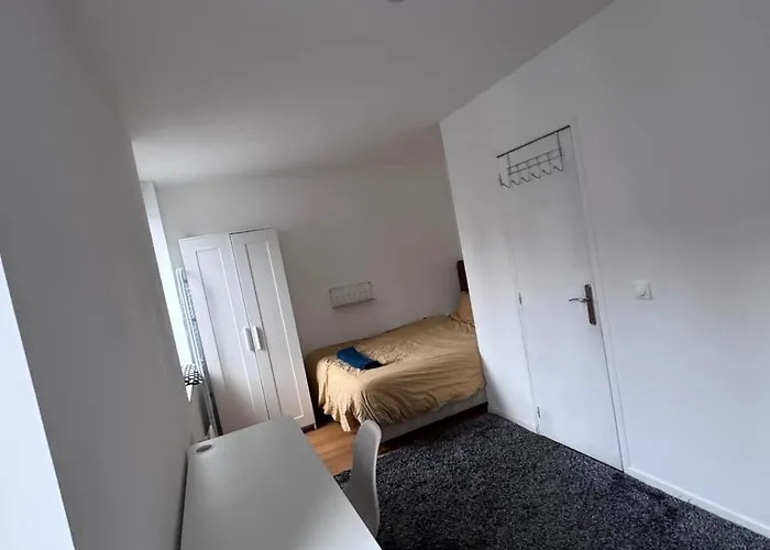 1 Dans Maison Partagee - Salle De Bain Privee - A Cote Du Metro Privat bolig